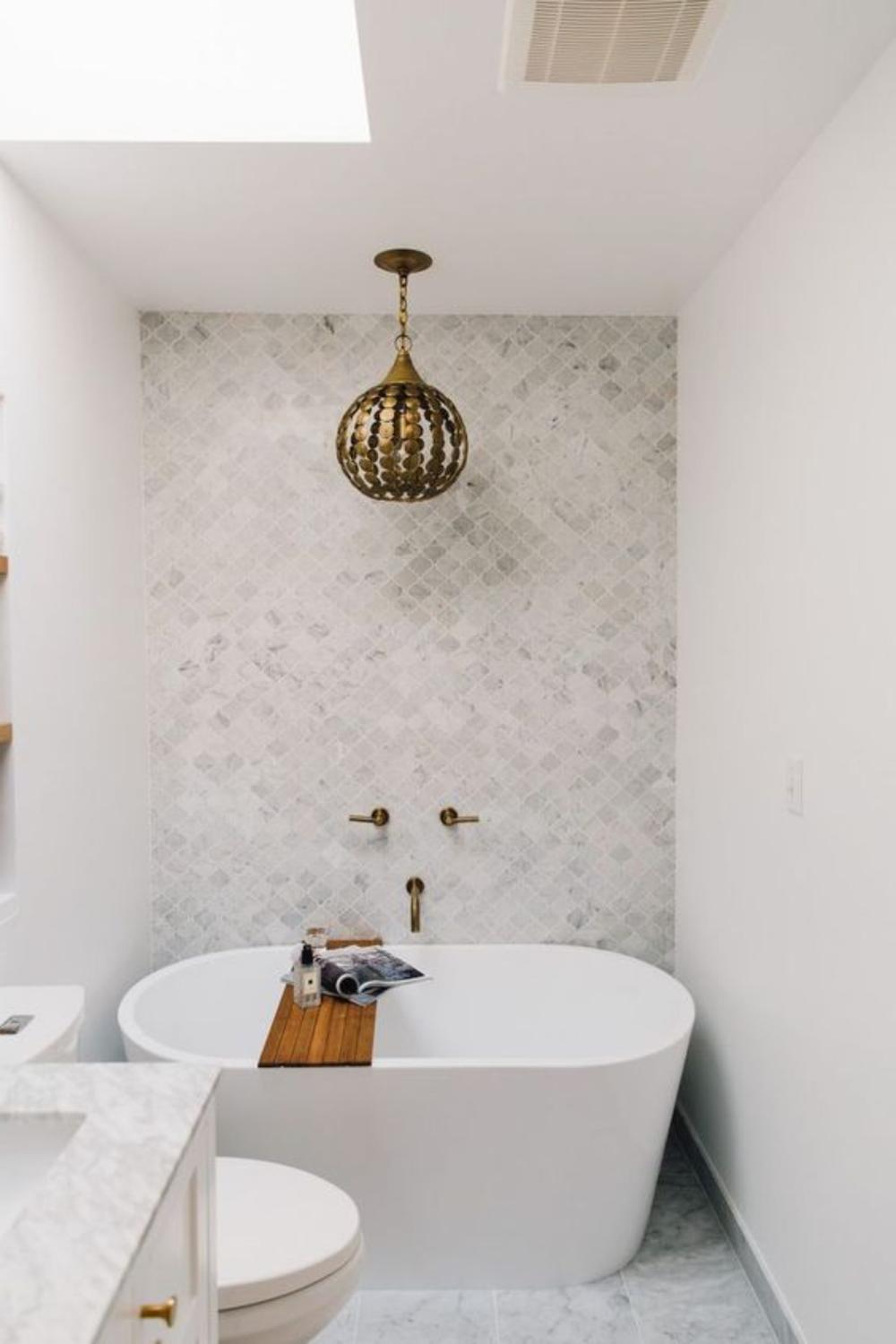 Baño pequeño con bañera elegante and chic