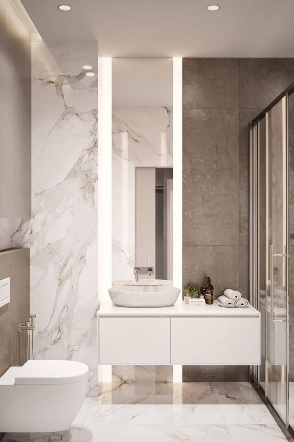 Baño moderno pequeño con mármol y tonos neutros