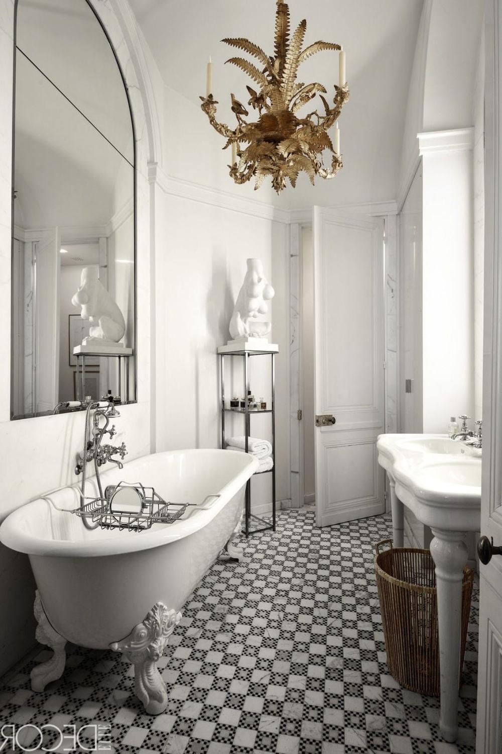 Baño pequeño clásico con bañera independiente