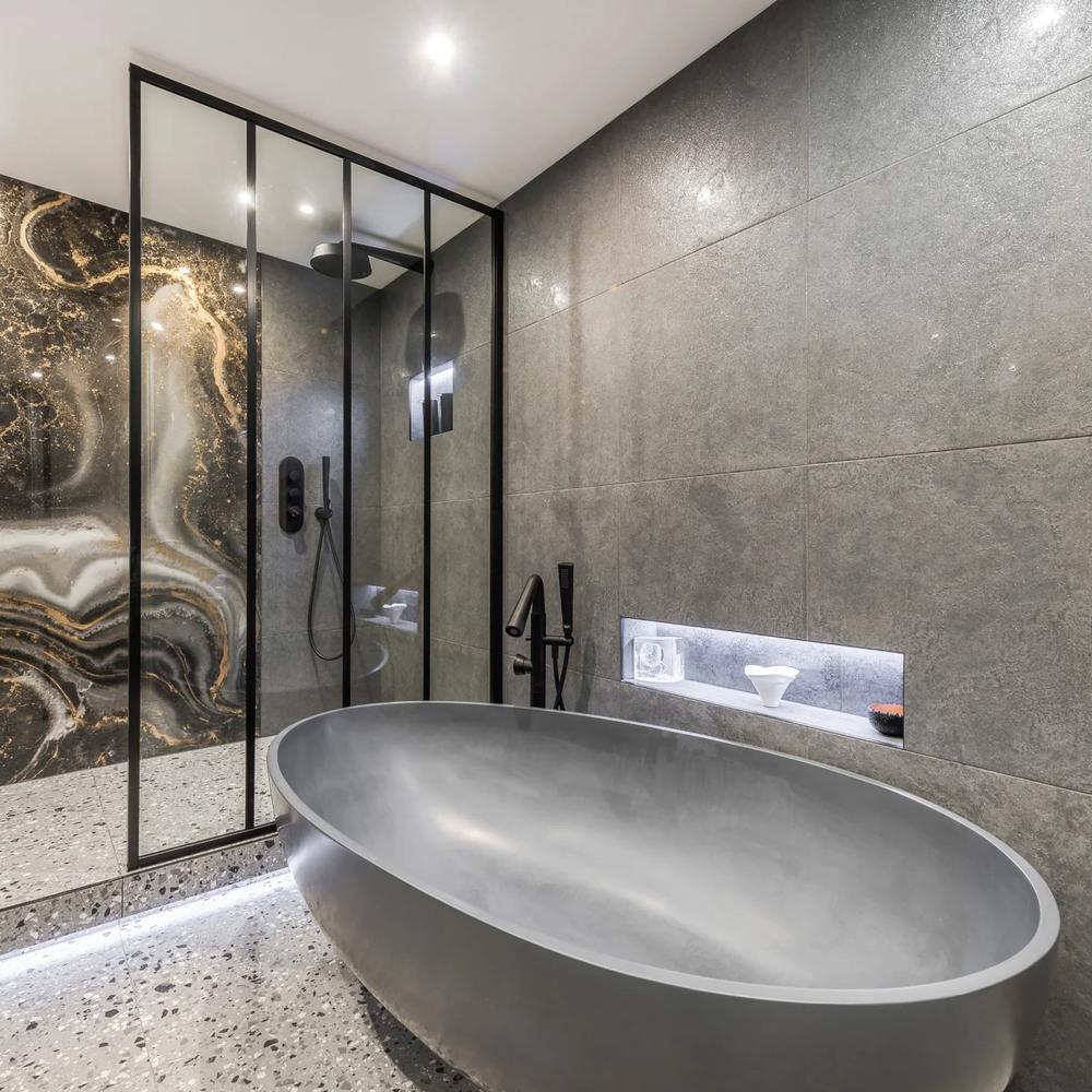 Baño minimalista con bañera ovalada