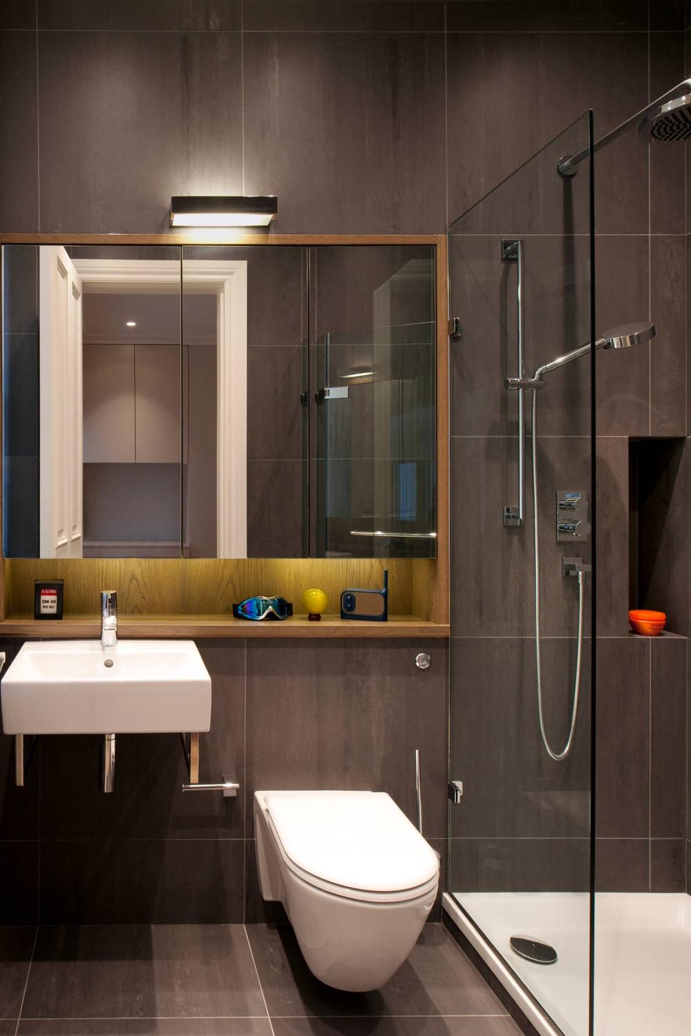 Baño elegante con detalles en más de un tono de gris