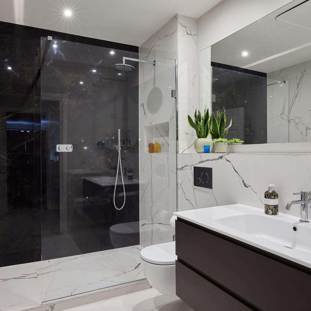 Baño elegante y acogedor con detalles en dorado