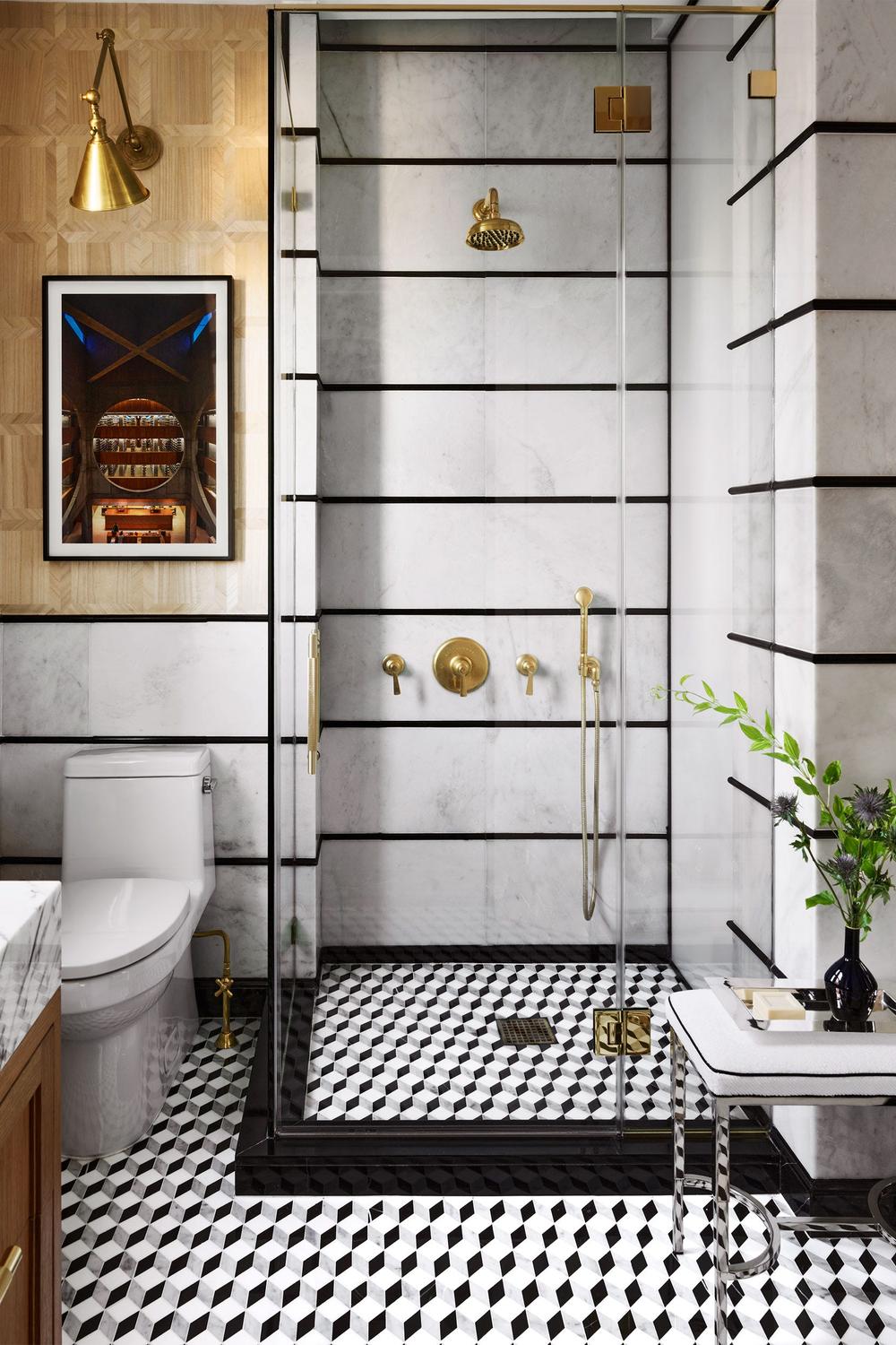 Baño lujoso con paneles de madera y azulejo en contraste