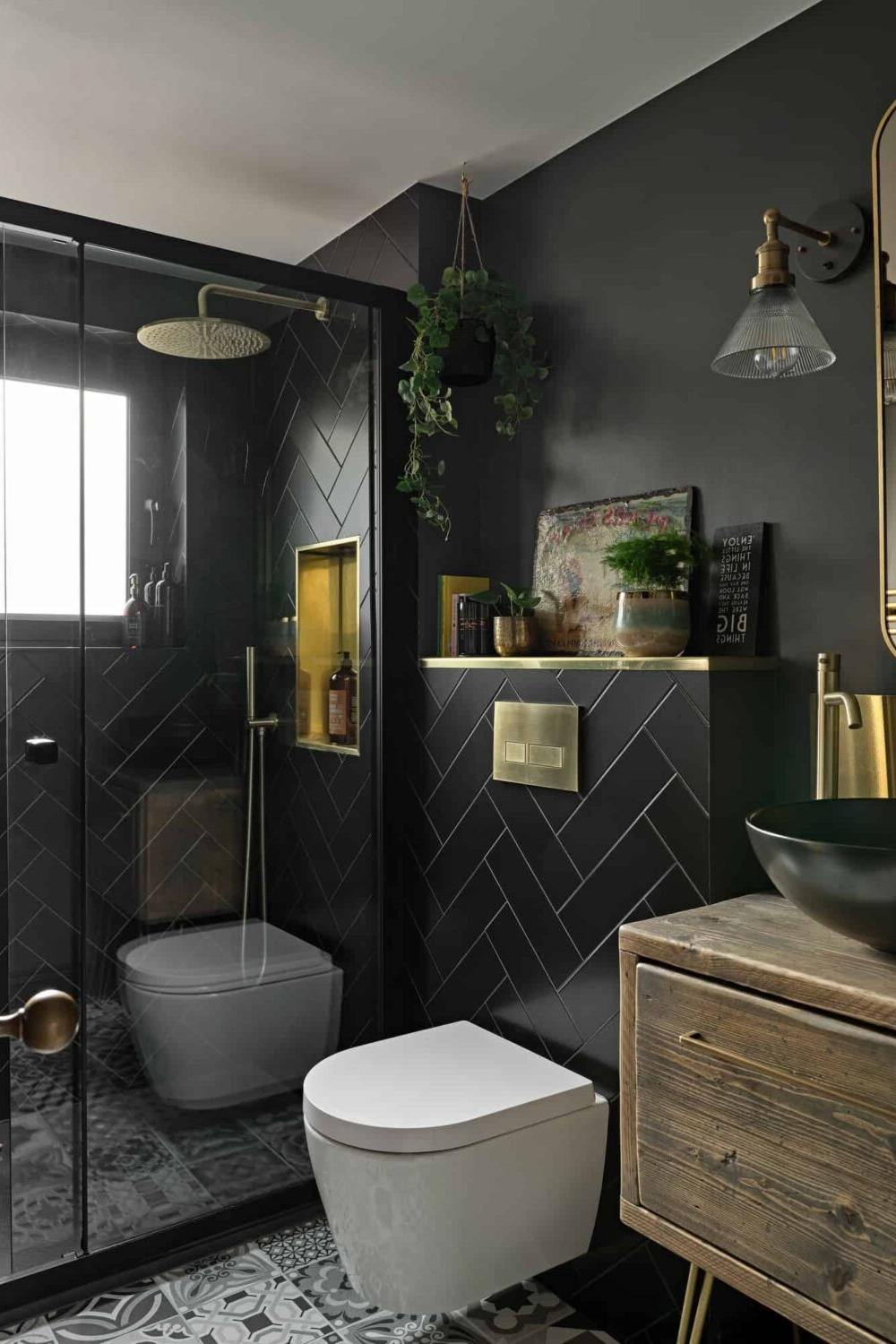 Baño pequeño y moderno con un esquema de colores ricos