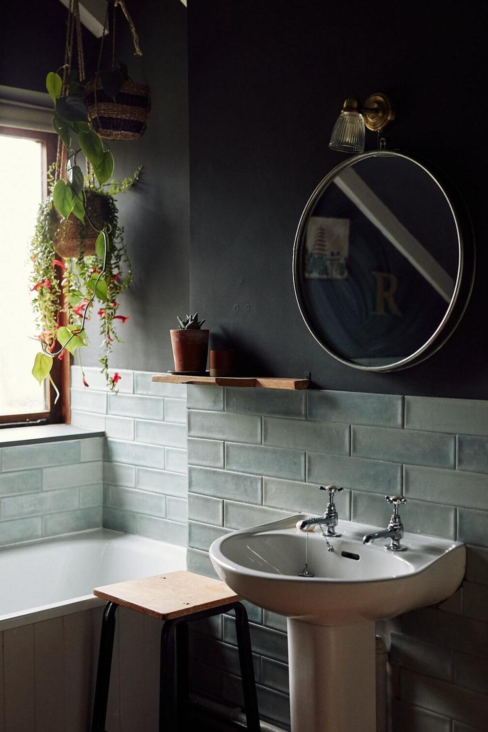 Baño pequeño con un diseño acogedor y elegante