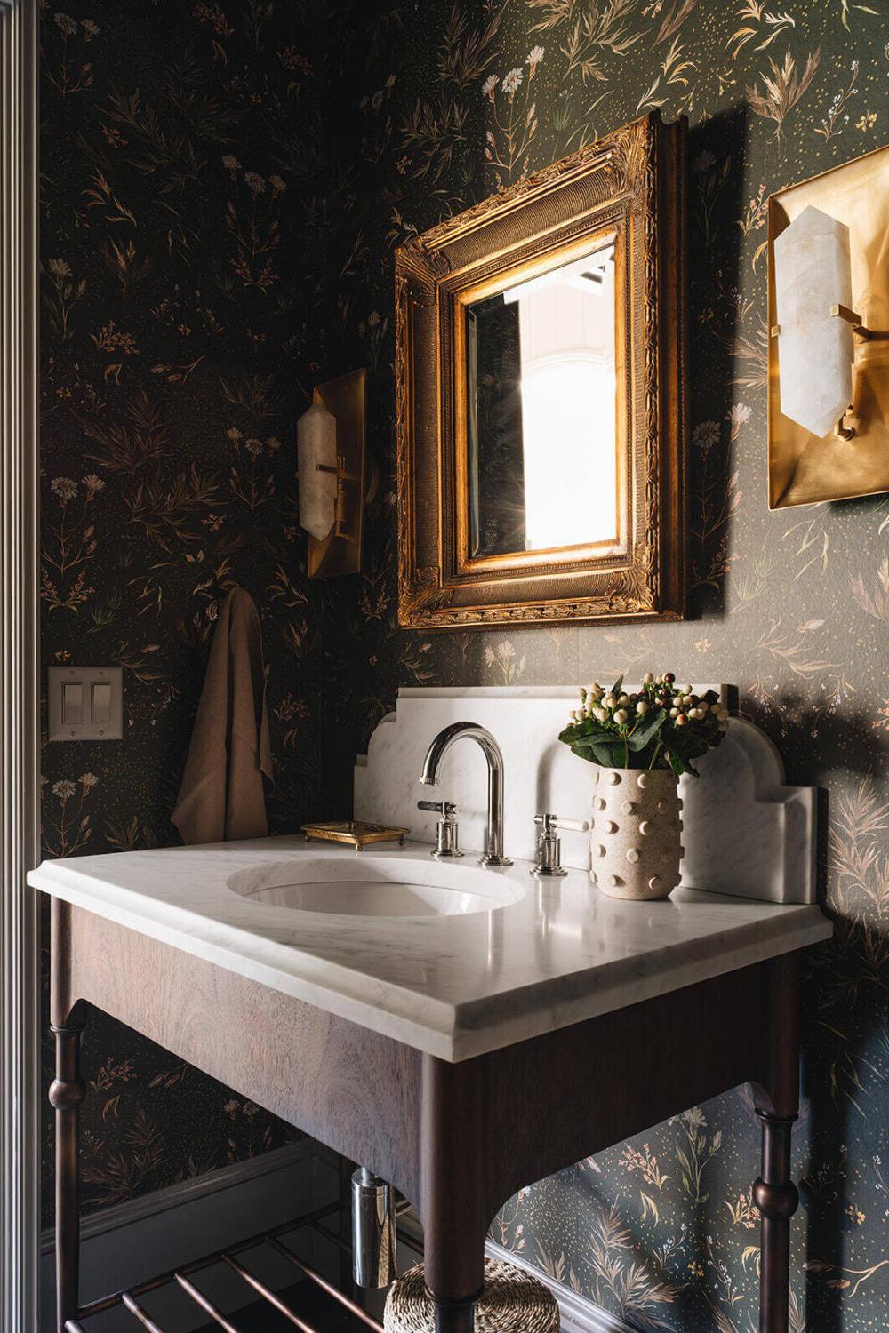 Baño pequeño con papel pintado floral y encanto rústico