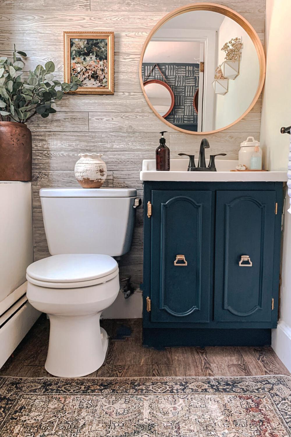 Baño pequeño con paneles de madera clara