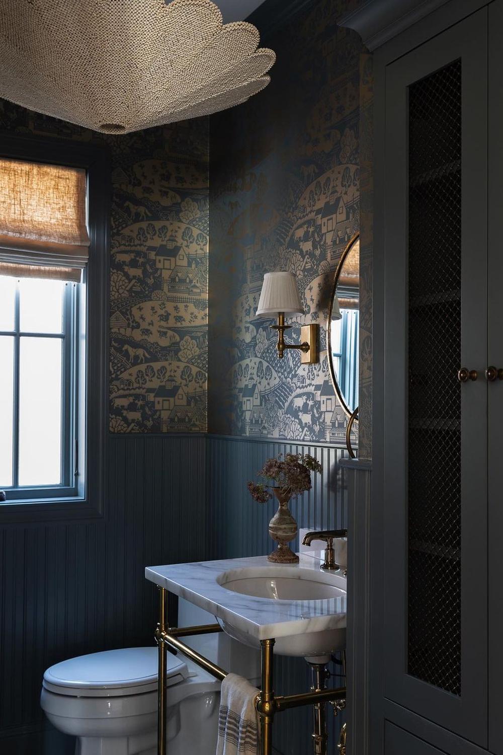 Baño pequeño con papel pintado azul y elementos vintage