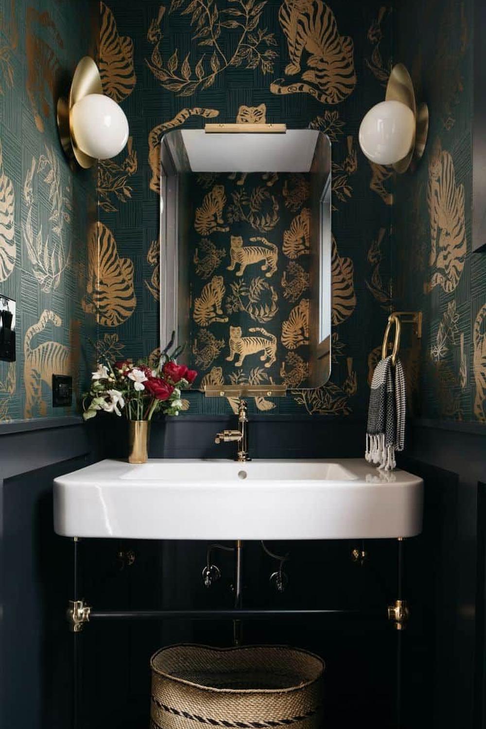 Baño con papel pintado verde y detalles en oro