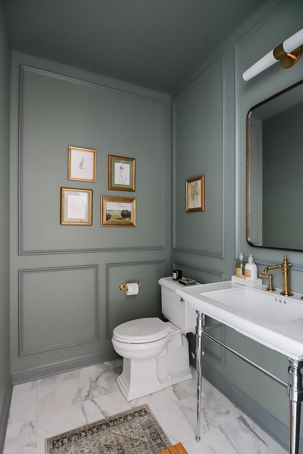 Baño pequeño con paneles y arte en las paredes