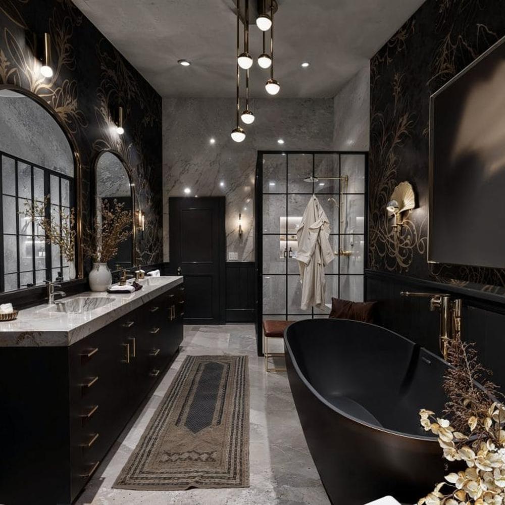 Baño pequeño con negro y elementos dorados