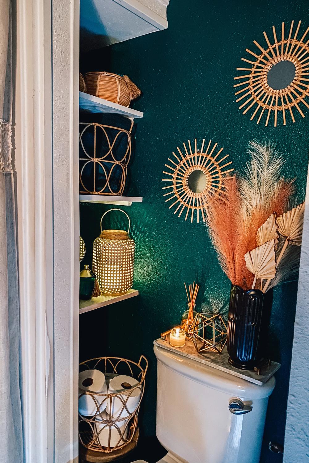 Baño pequeño con acentos teales y estética orgánica