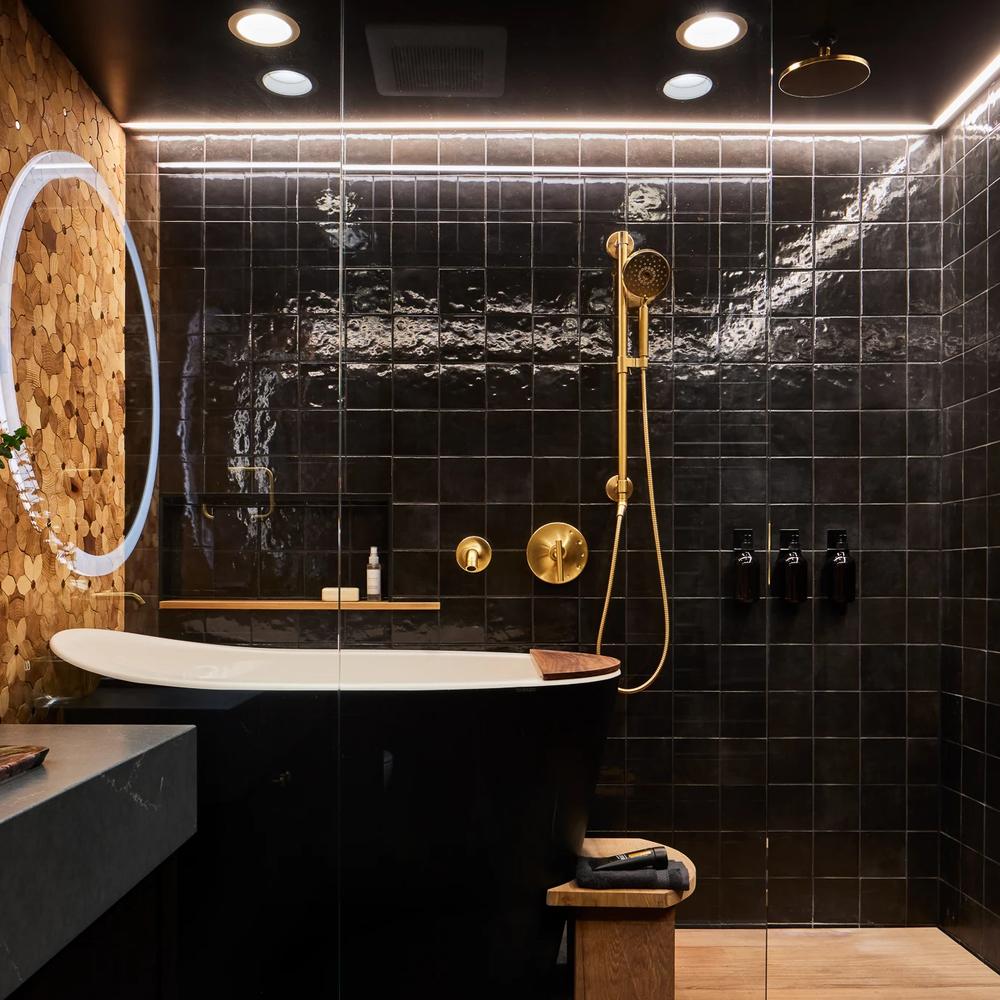 Baño pequeño moderno y acogedor con detalles en negro