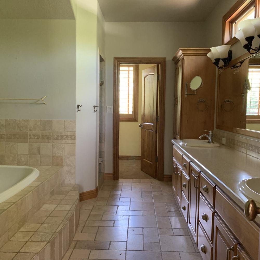 Un baño principal con lavabo doble y un toque clásico