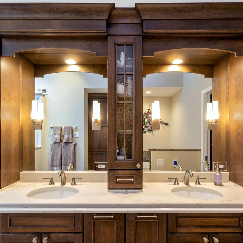Estilo moderno en baño con lavabo doble y detalles de diseño