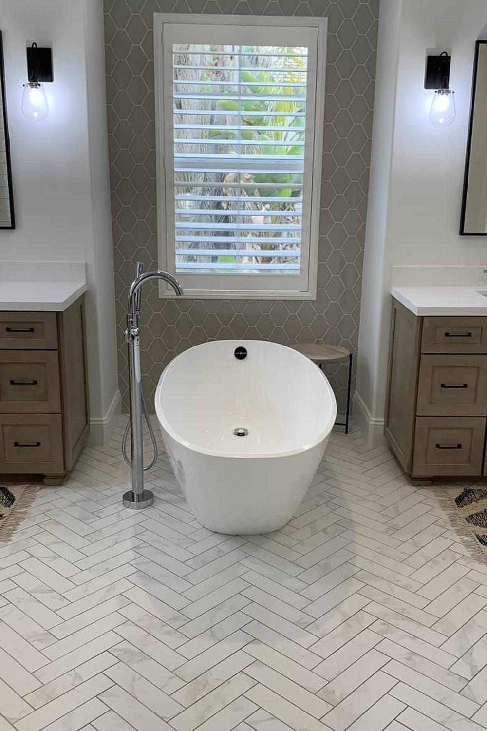 Estilo y confort en baño con lavabo doble