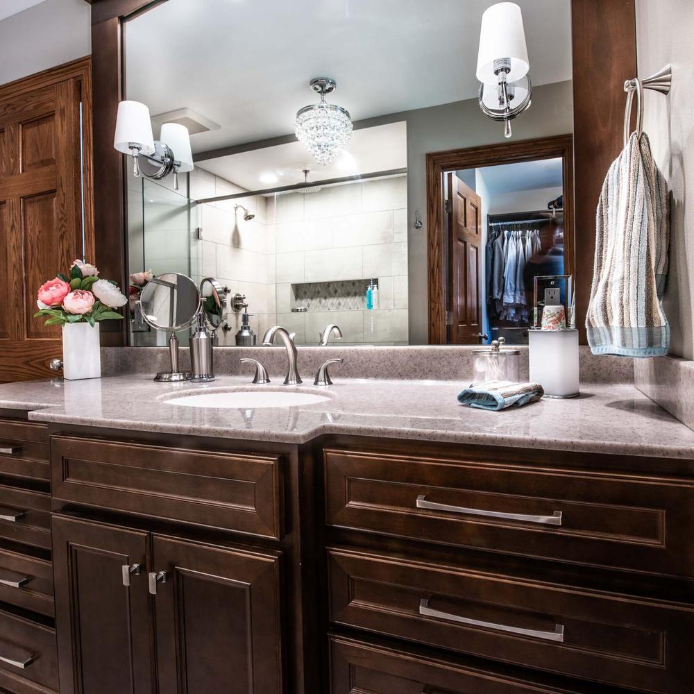Baño funcional y elegante con lavabo doble
