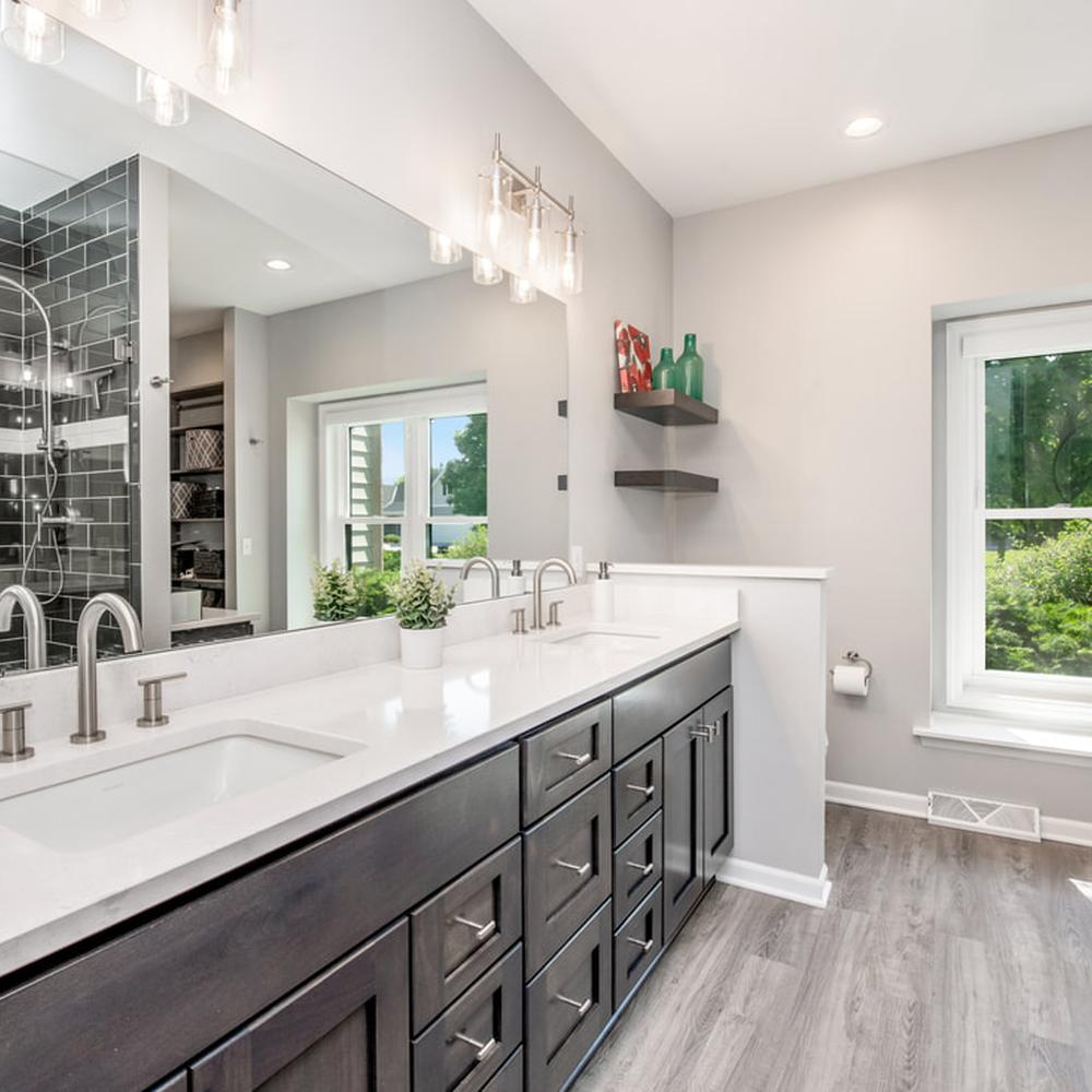 Espacio luminoso y contemporáneo con lavabo doble