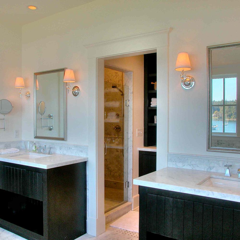 Un baño clásico moderno con lavabo doble