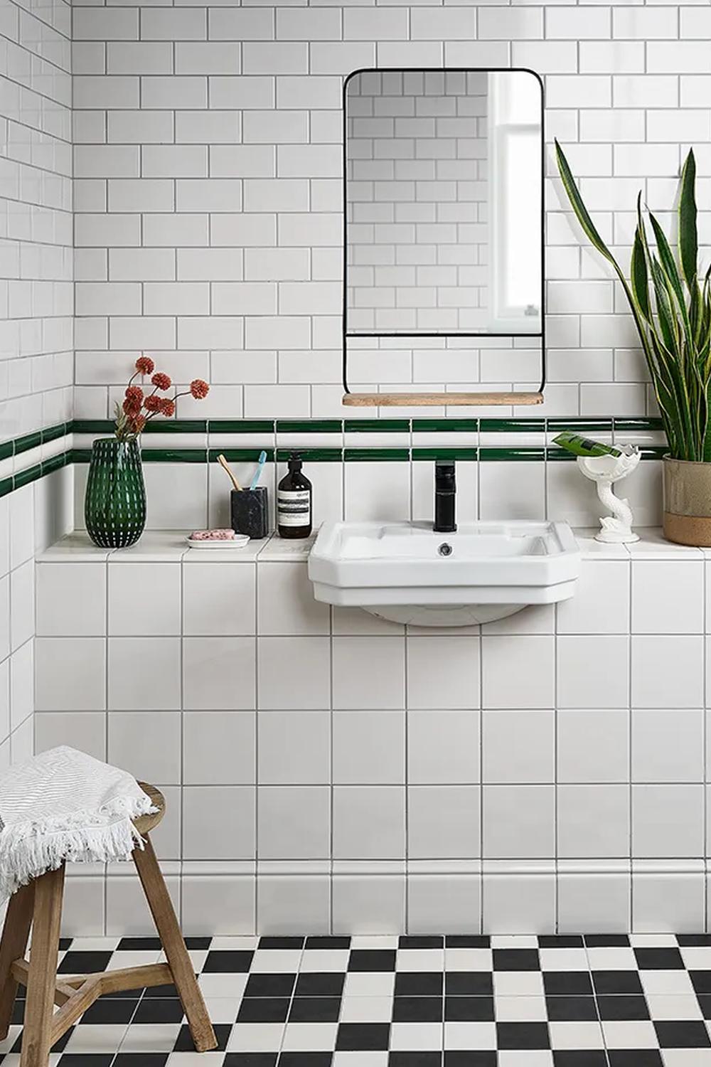 Baño contemporáneo con azulejos clásicos y detalles en verde