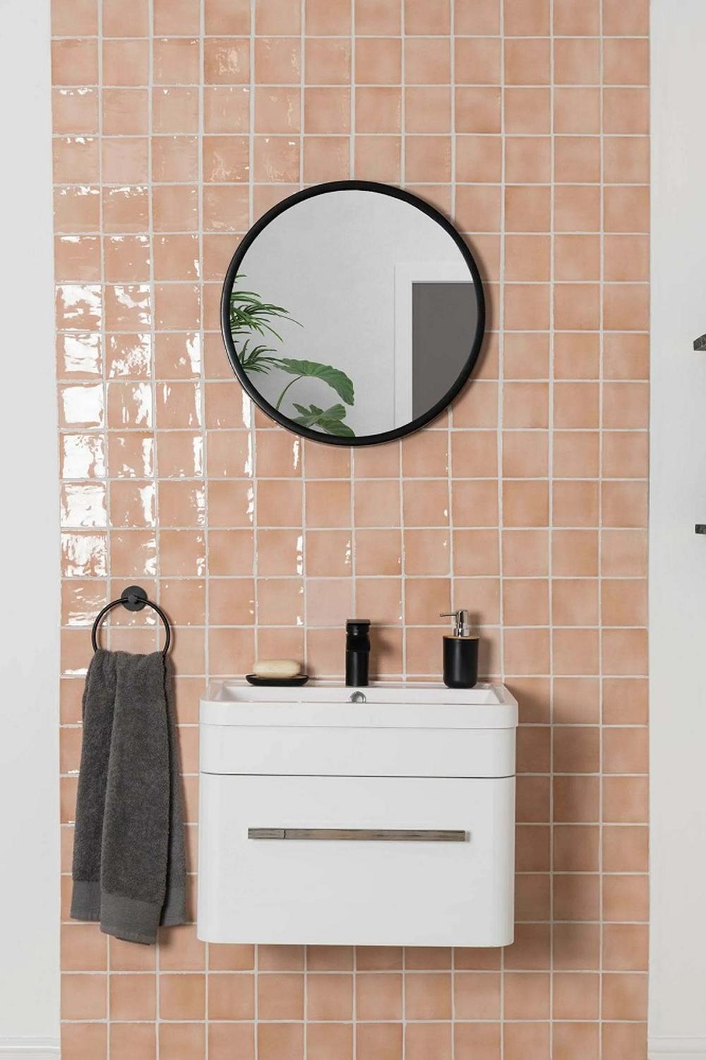 Baño moderno con azulejos en tonos melocotón