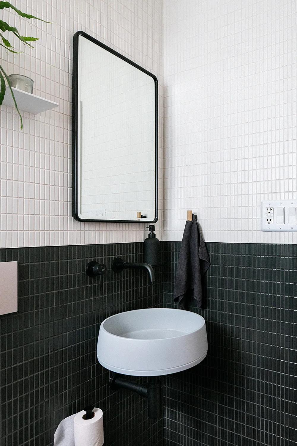 Baño moderno y minimalista con azulejos en blanco y verdes