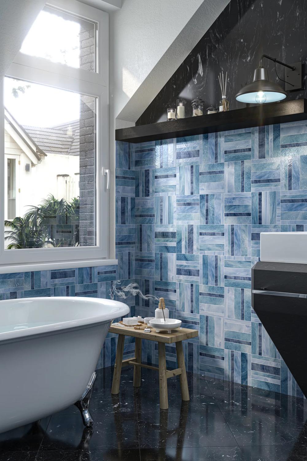 Baño decorado con azulejos azul y brillante