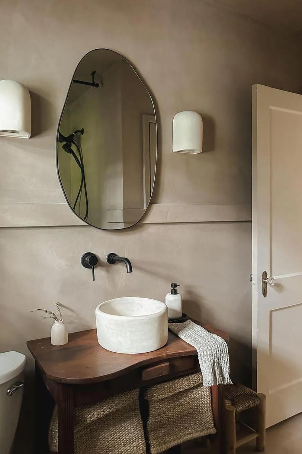 Baño luminoso y acogedor con tadelakt