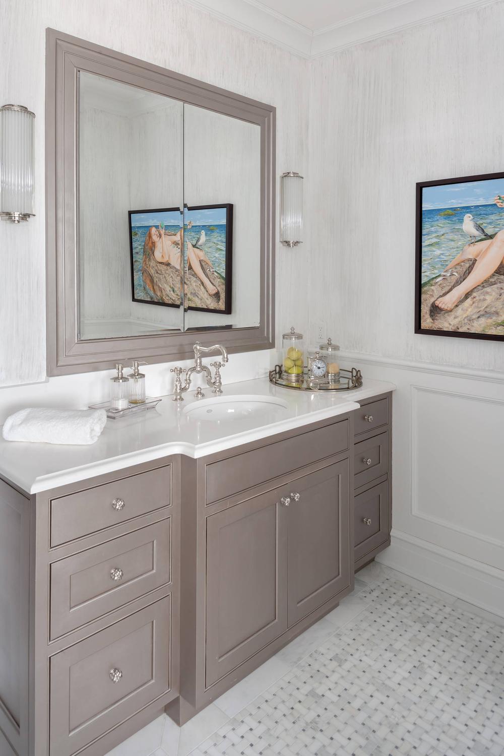 Mueble de baño taupe con un diseño moderno y clásico.