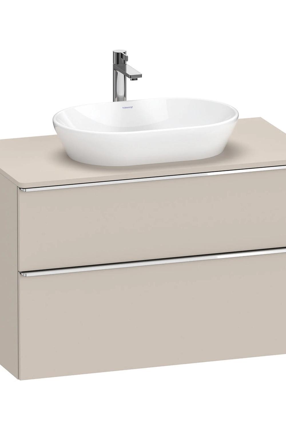 Mueble de baño taupe moderno con estética cuidada.
