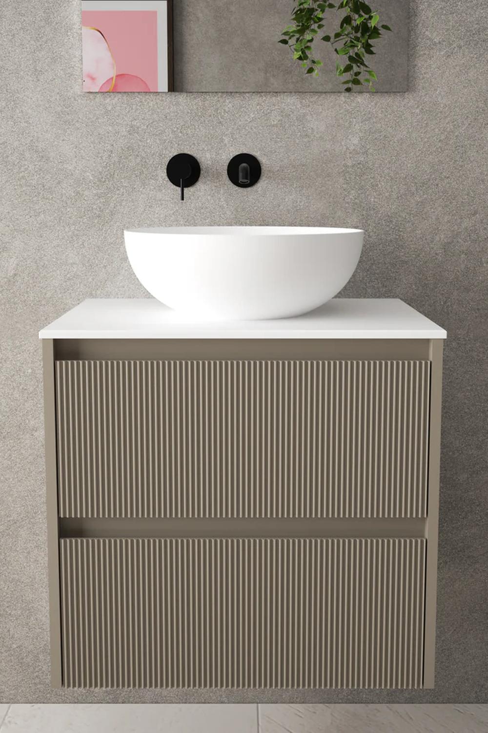 Mueble de baño taupe con pared texturizada.