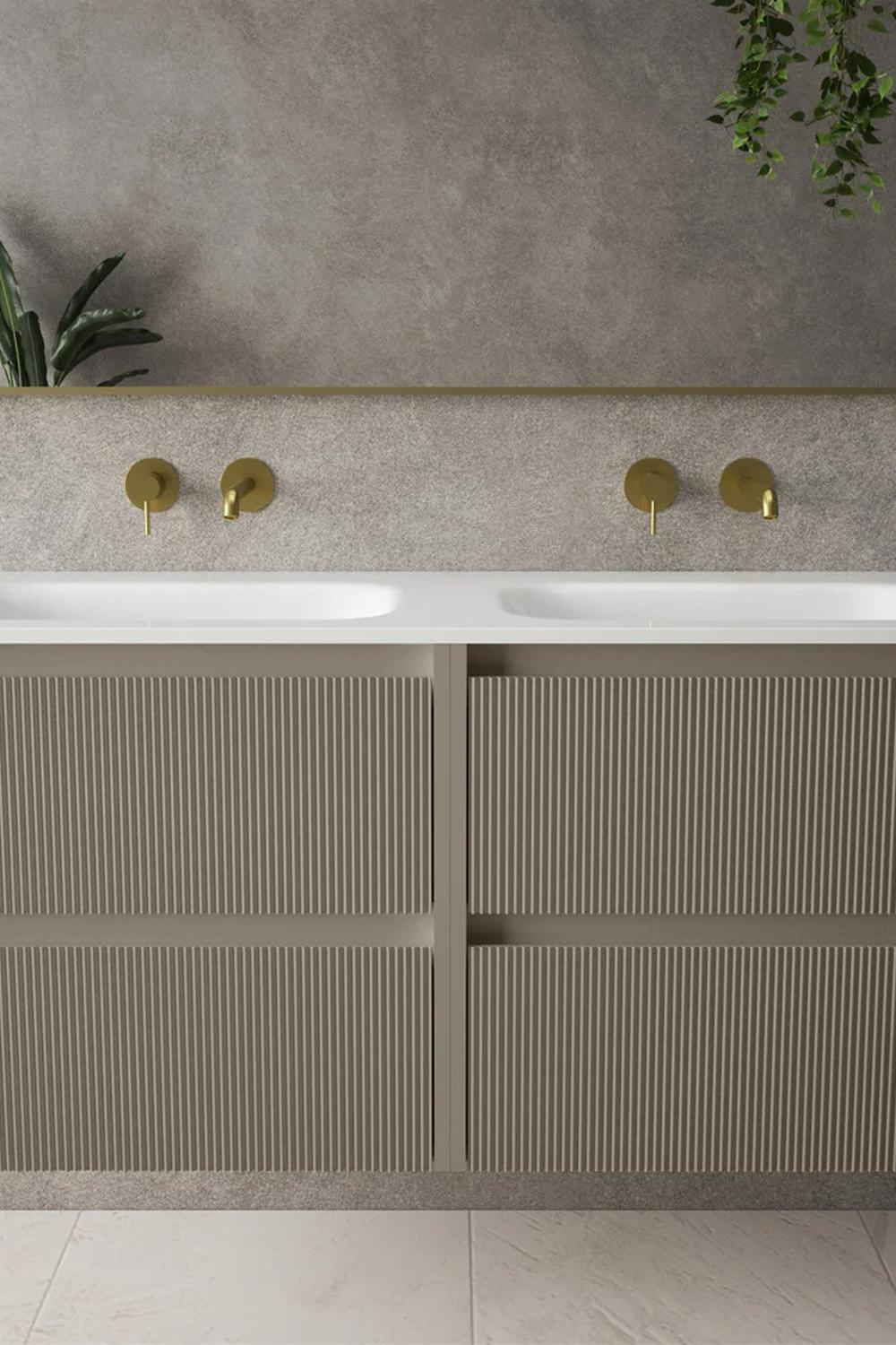 Mueble de baño taupe con toques de color frescos.