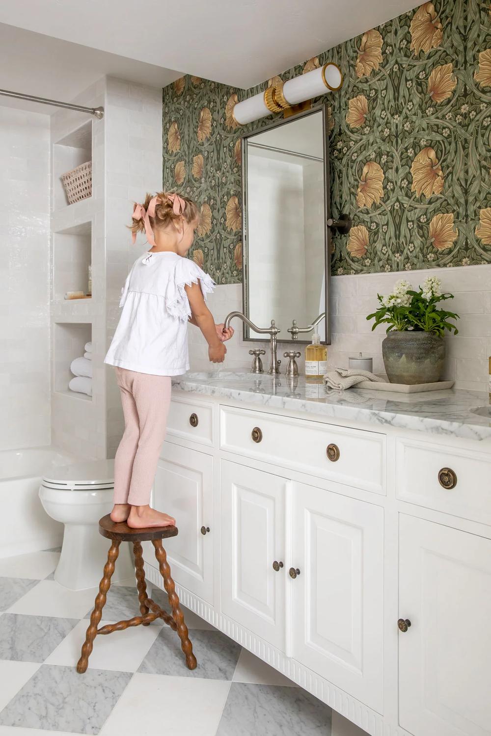 Baño elegante con toques clásicos en blanco y verde