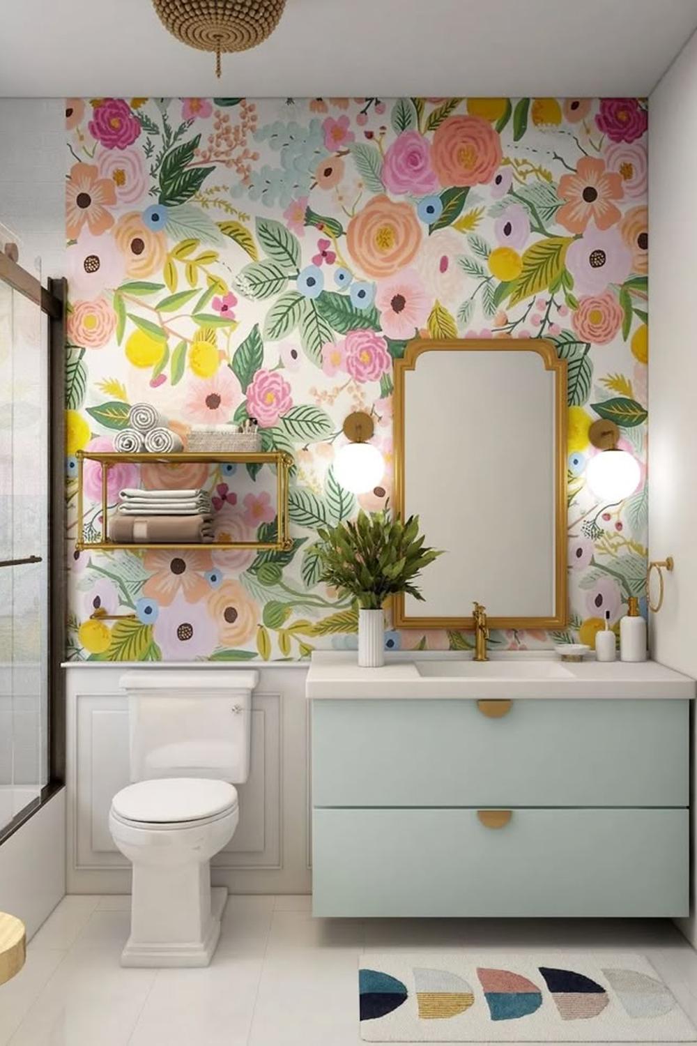 Baño vibrante con papel pintado floral colorido