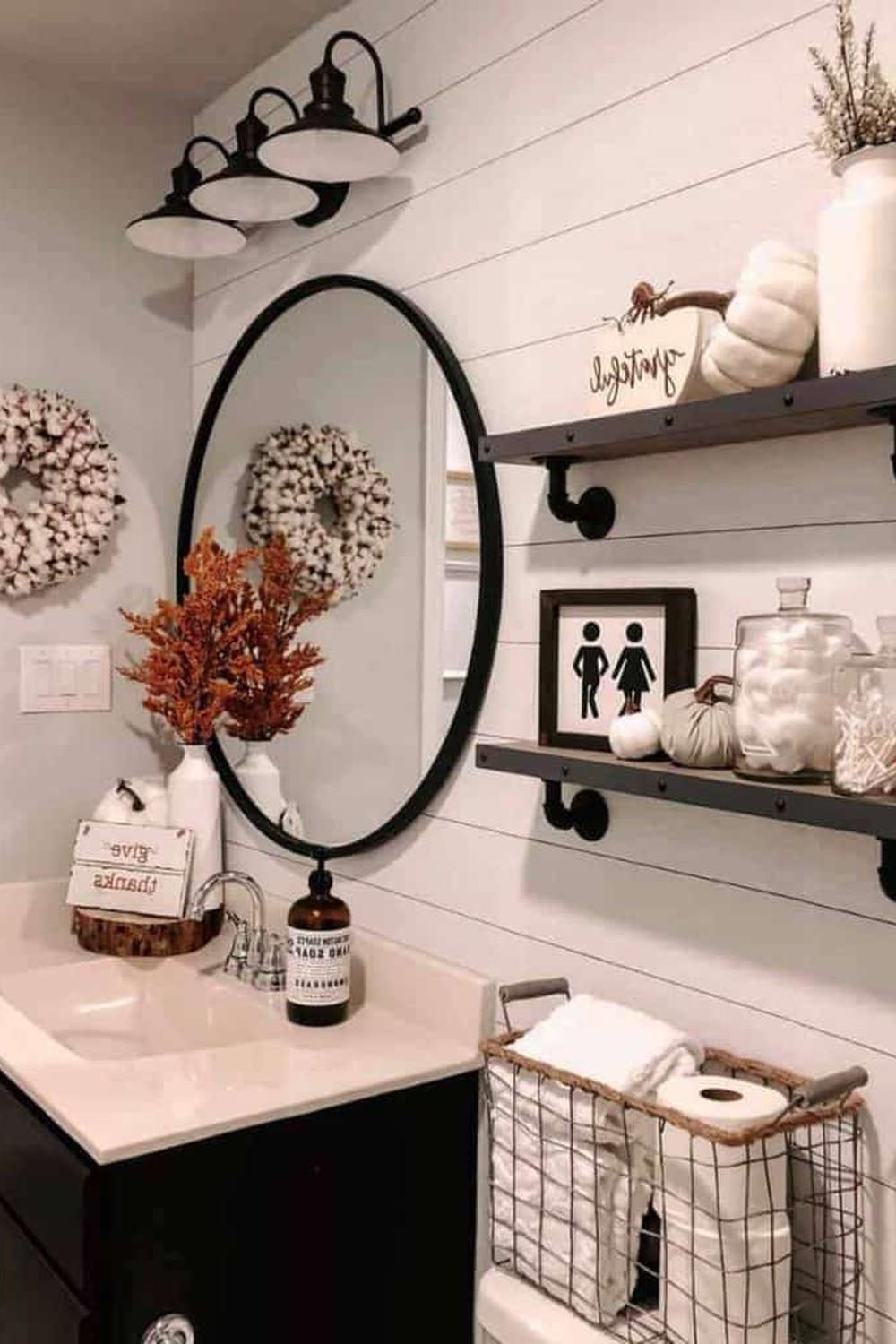 Baño acogedor con acentos rústicos y modernos