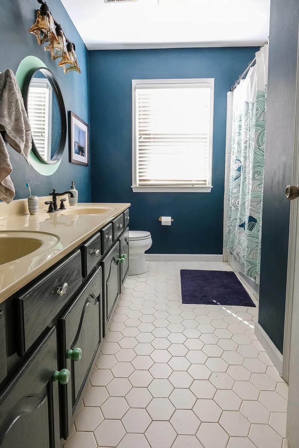 Baño juvenil con toques de azul marino y detalles modernos