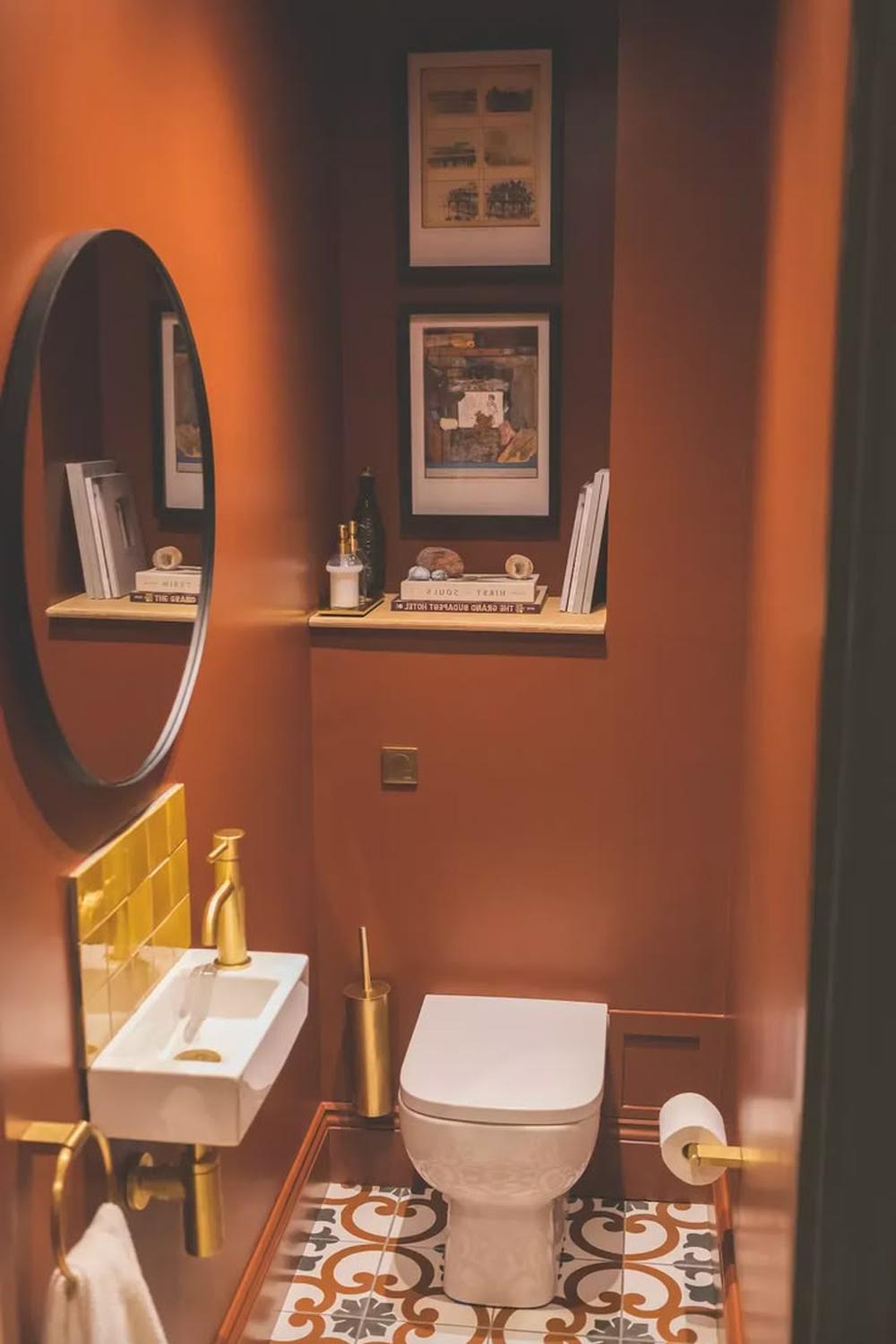 Baño moderno estiloso de terracota con elementos decorativos