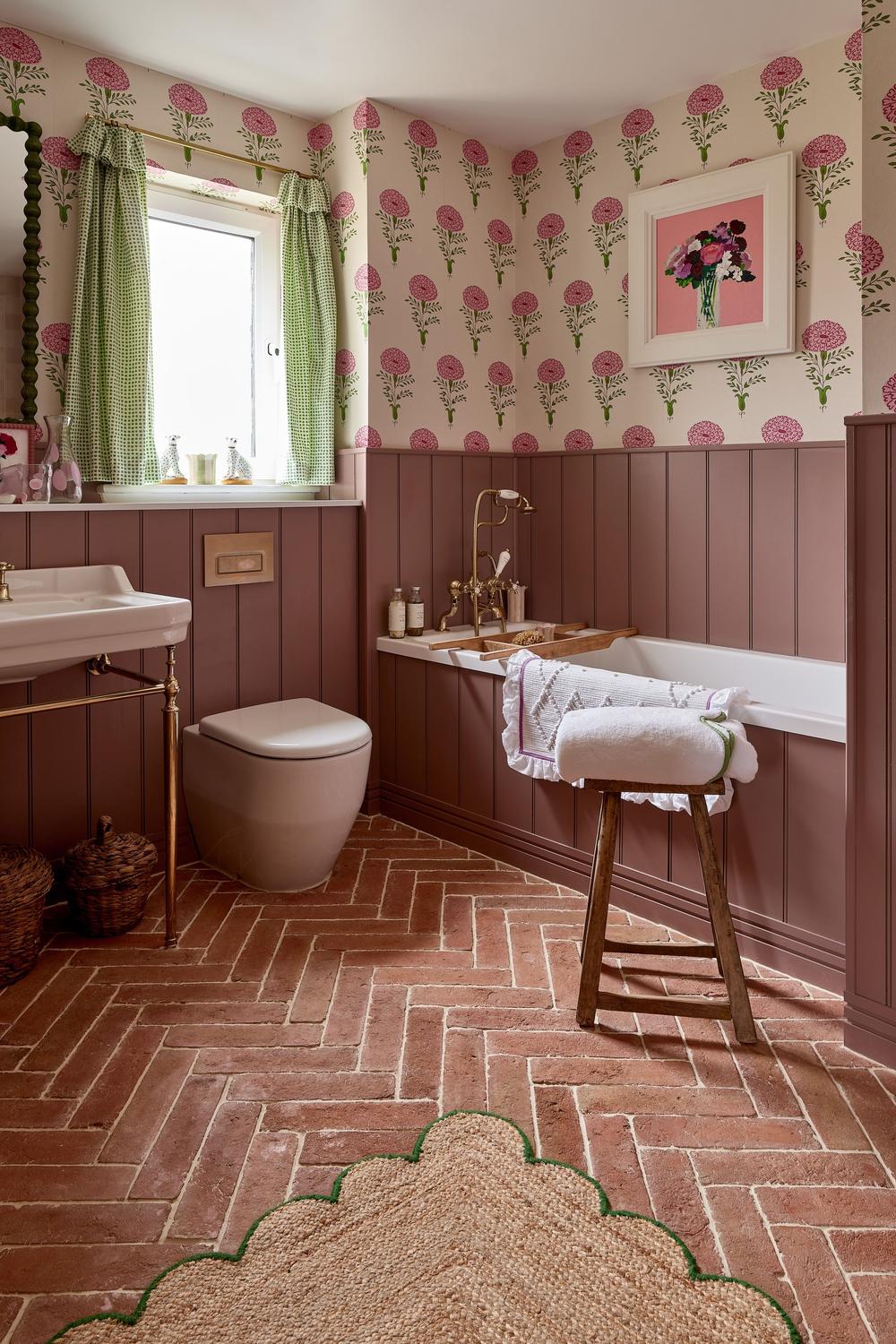 Baño de terracota encantador con elementos acogedores