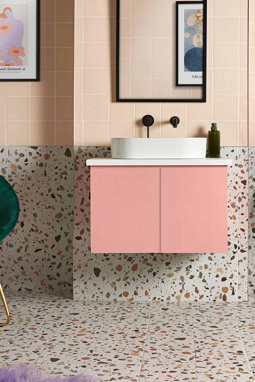 Baño moderno con suelo de terrazo y azulejos de subway color durazno