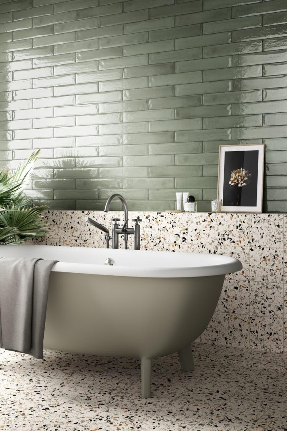 Baño moderno con bañera ovalada freestanding y azulejos en verde suave