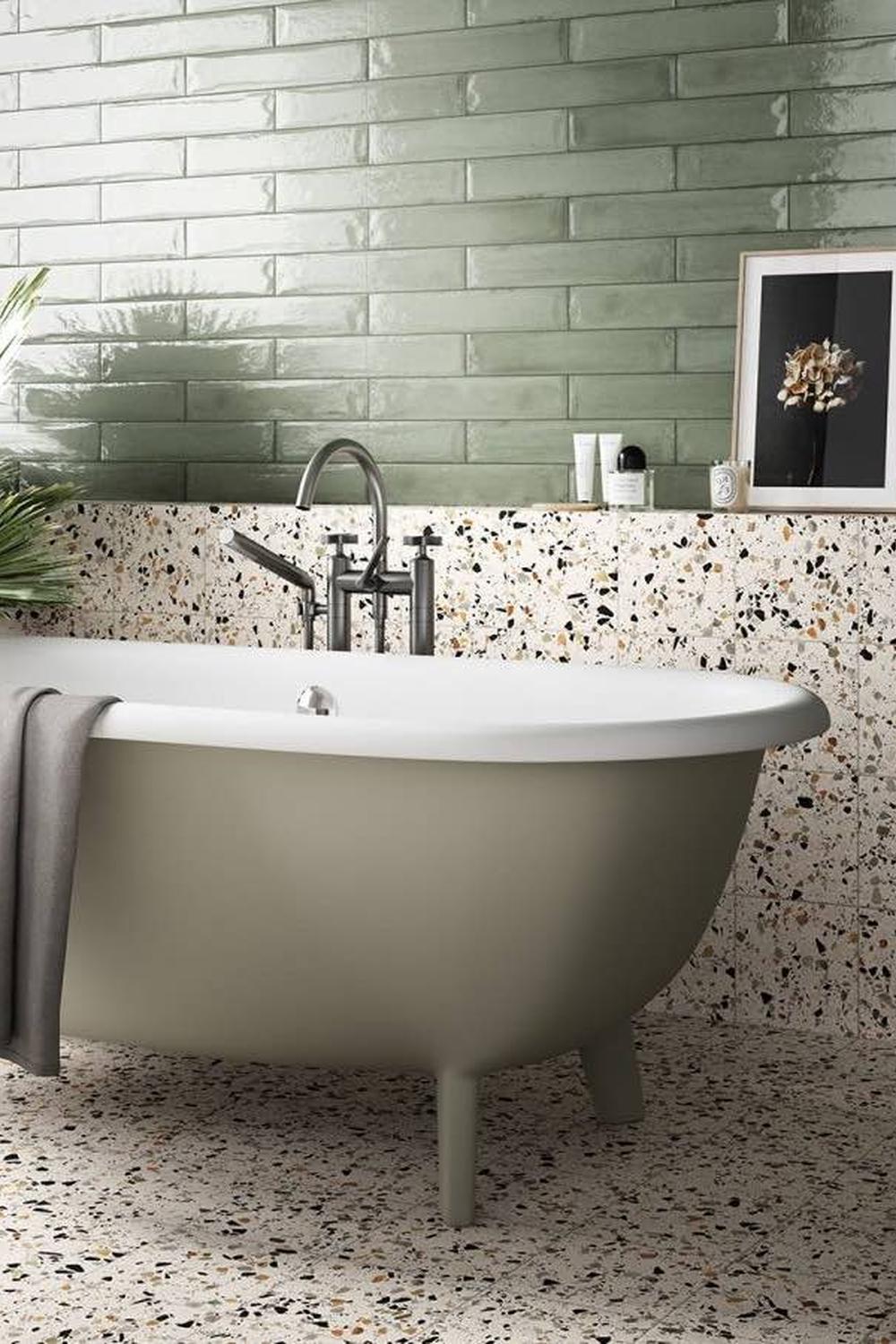 Baño moderno con suelo de terrazo claro y bañera contemporánea