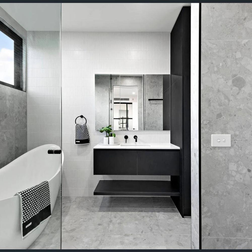 Baño moderno con azulejos y lavabo de color atrás