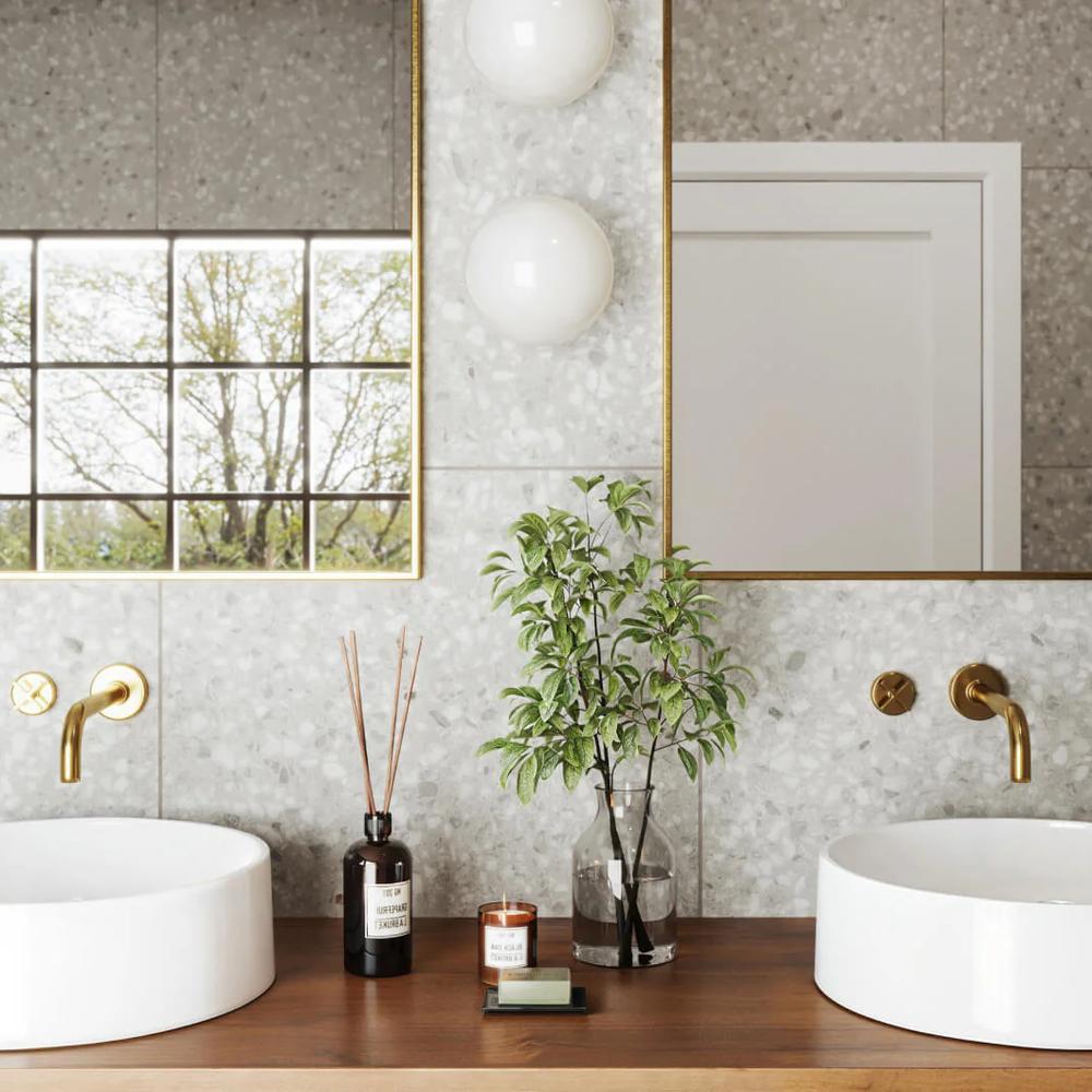 Baño moderno con azulejos y mueble de madera