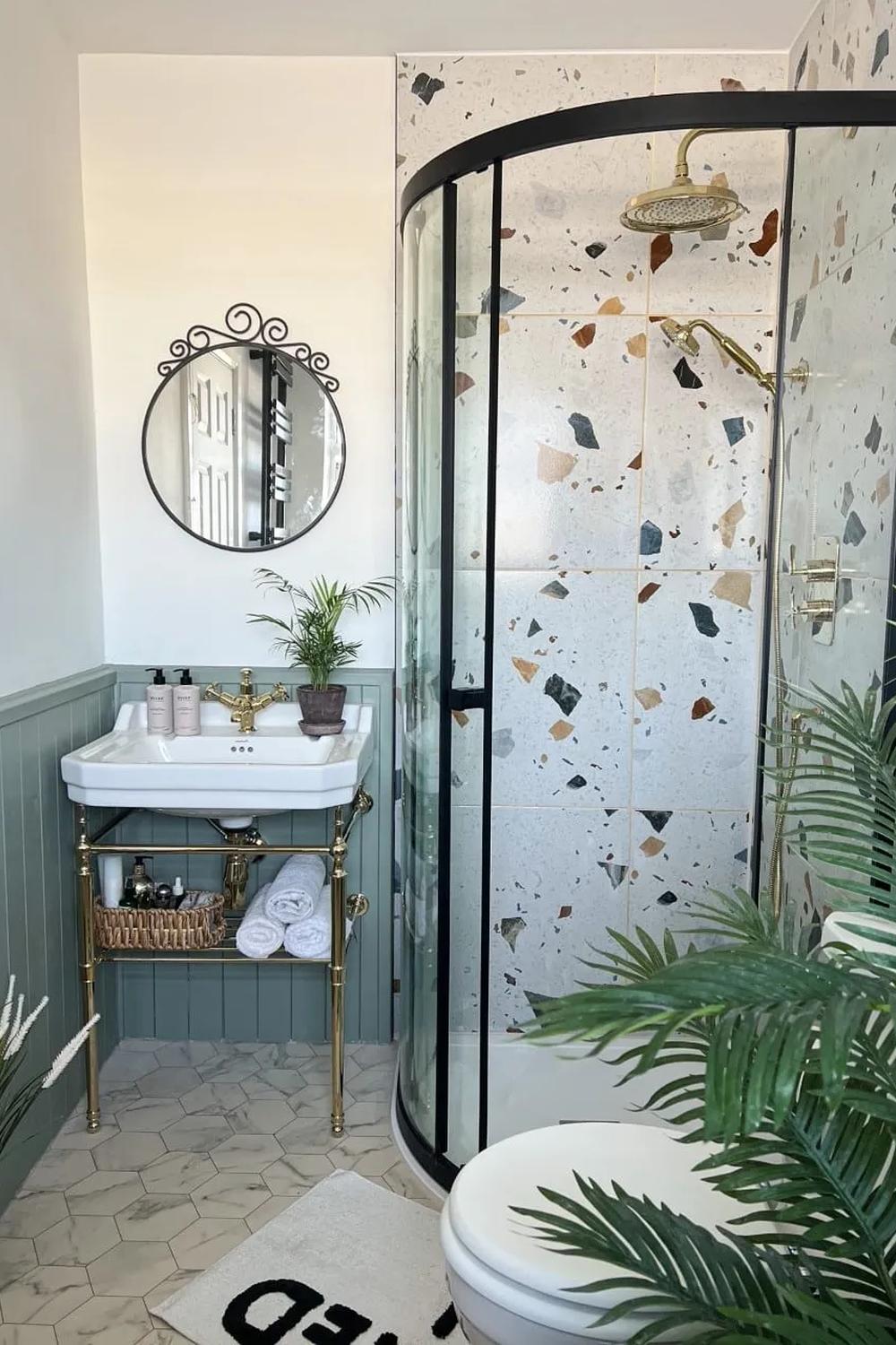 Baño moderno con azulejos y duchas con decoración elegante