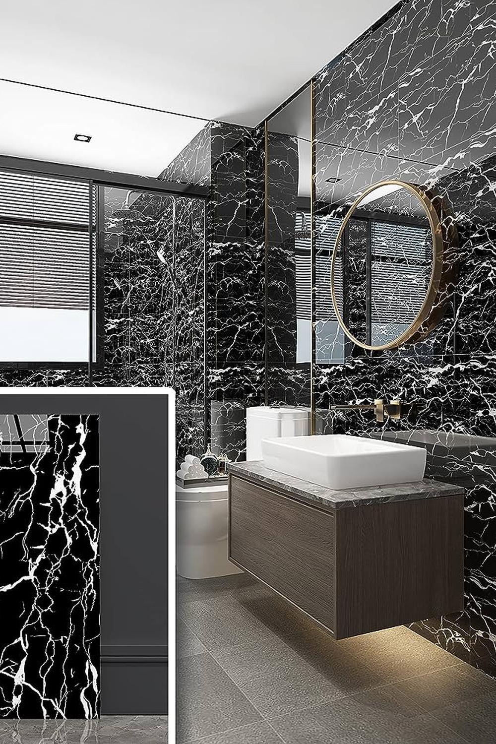 Baño con azulejos negros y toques dorados