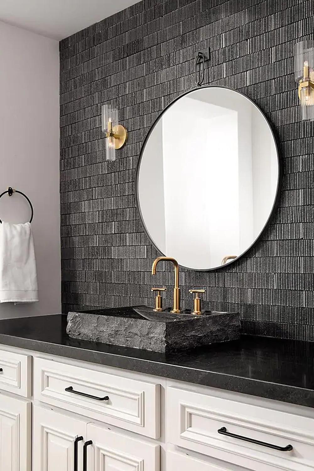 Baño con azulejos negros y espejo acrílico