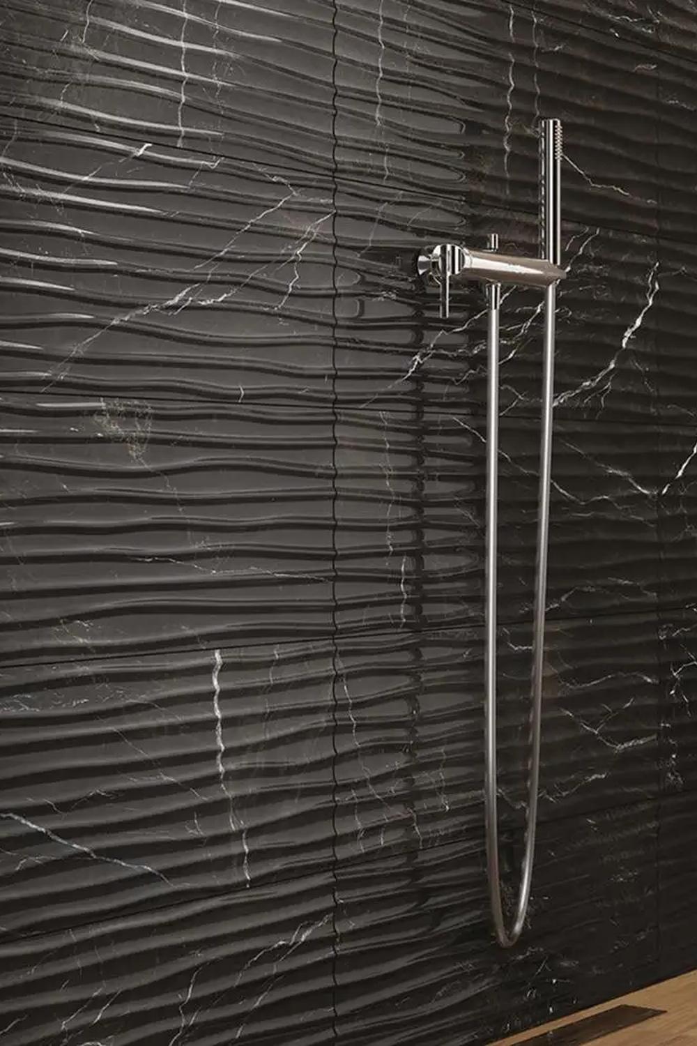 Baño de estilo moderno con azulejos texturizados y baldosas de madera