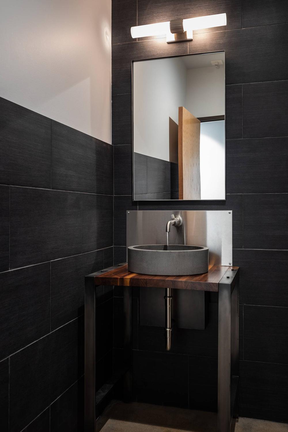 Baño contemporáneo con azulejos texturizados y detalles en madera