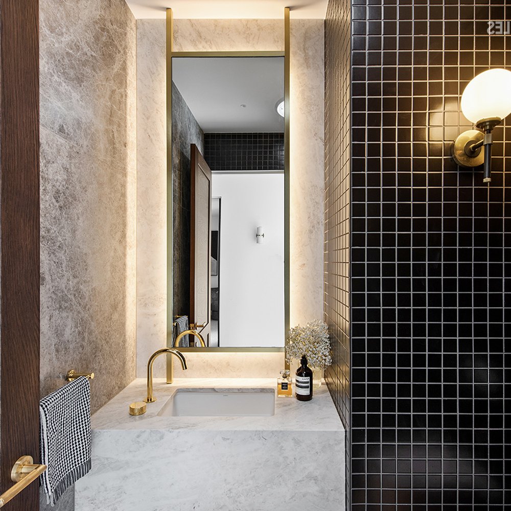 Baño moderno con azulejos texturizados y detalles en madera