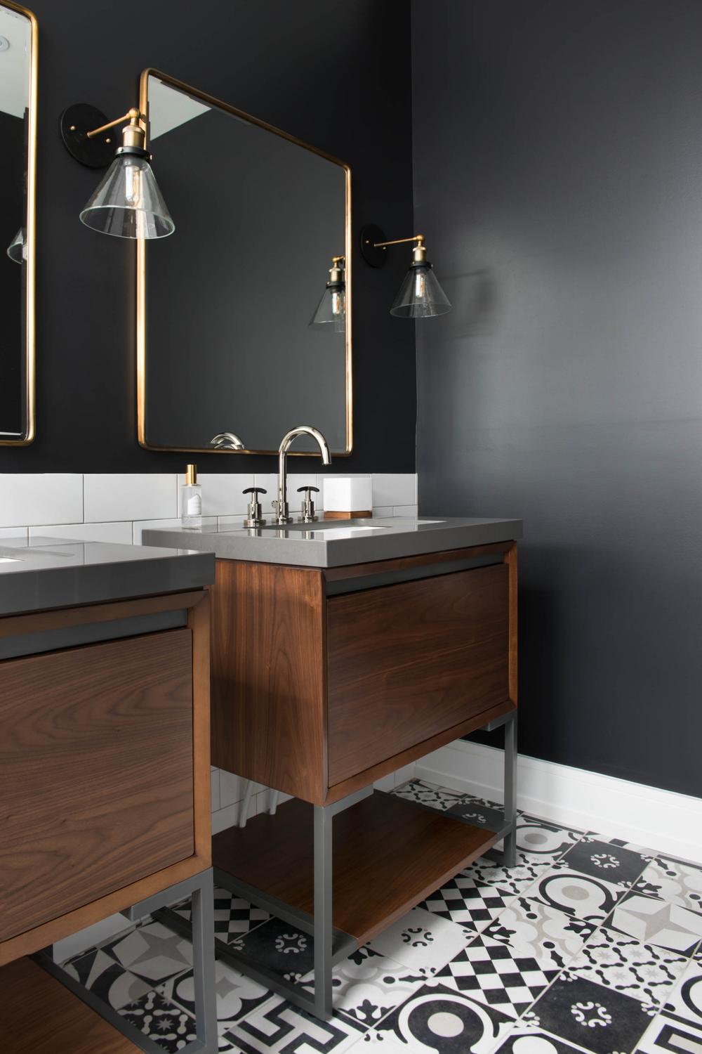 Baño actual con azulejos oscuros y diseño sofisticado